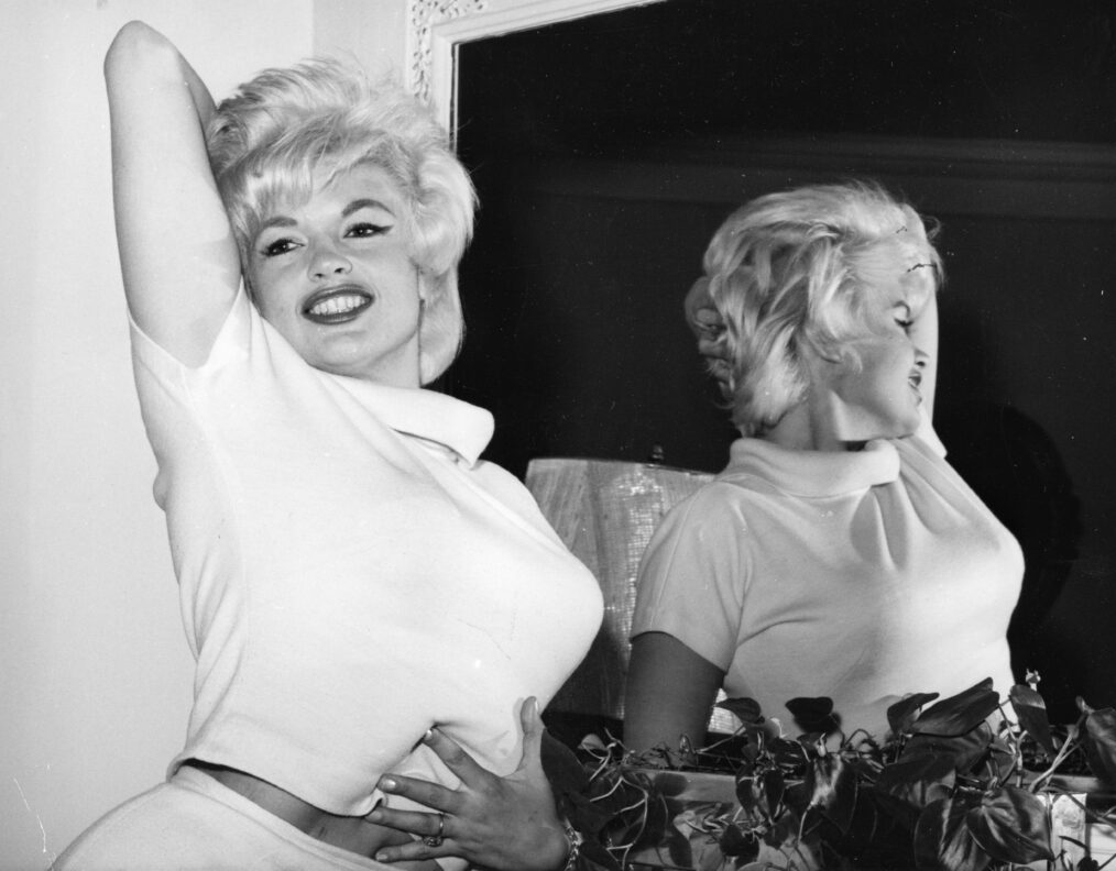 Photo Vintage 1963 – Jayne Mansfield à Une Soirée à Paris – Tirage Original