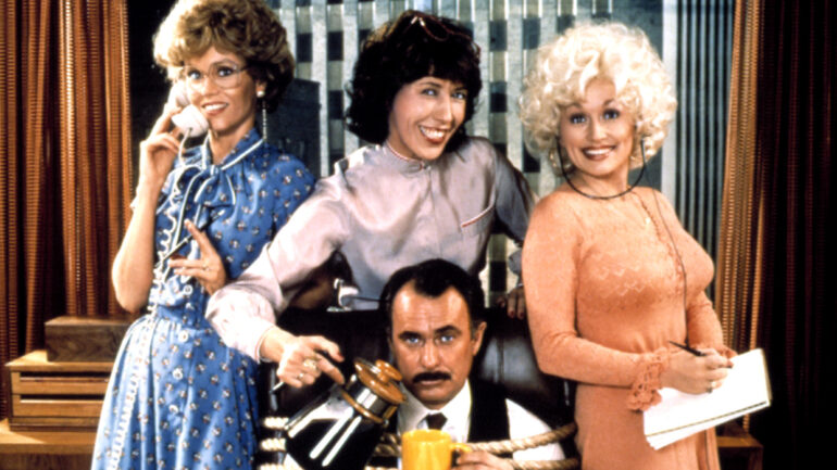 NINE TO FIVE, (aka 9 TO 5), Jane Fonda, Lily Tomlin, Dolly Parton, Dabney Coleman (seated), 1980,