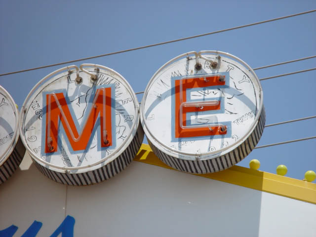 Up close of Welcome to Las Vegas sign circles