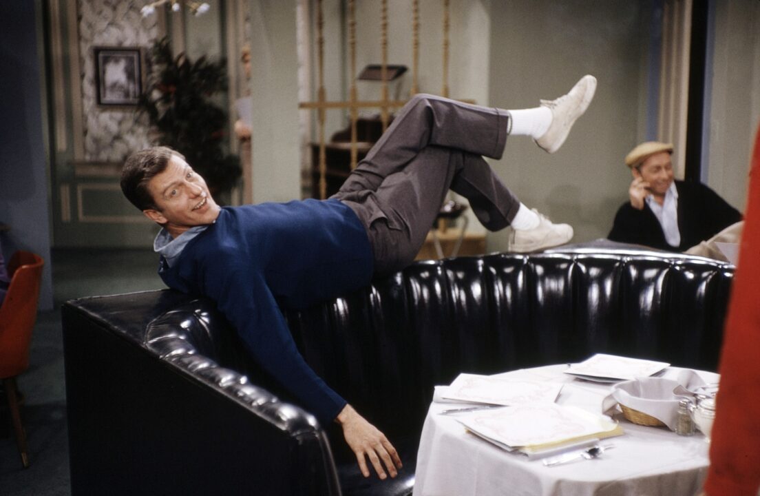 THE DICK VAN DYKE SHOW, Dick Van Dyke, on-set, 1961-66 (1965 photo).