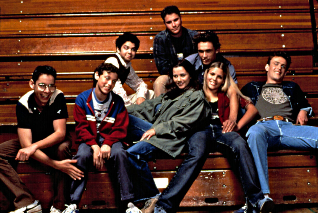 FREAKS AND GEEKS, (front) Martin Starr, John Francis Daley, Linda Cardellini, Busy Philipps, Jason Segel, (back row) Samm Levine, Seth Rogen, James Franco, 1999-2000.