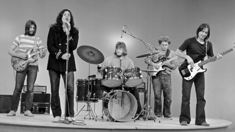 1971: (L-R) Guitarist Greg Leskiw, singer and pianist Burton Cummings, drummer Garry Peterson, guitarist Kurt Winter, bassist Jim Kale of the rock band