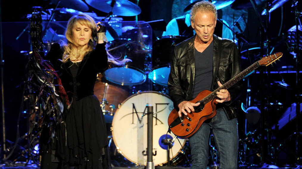 inger Stevie Nicks (L) and musician Lindsey Buckingham of Fleetwood Mac perform at The Staples Center on July 3, 2013 in Los Angeles, California. (Photo by Kevin Winter/Getty Images)