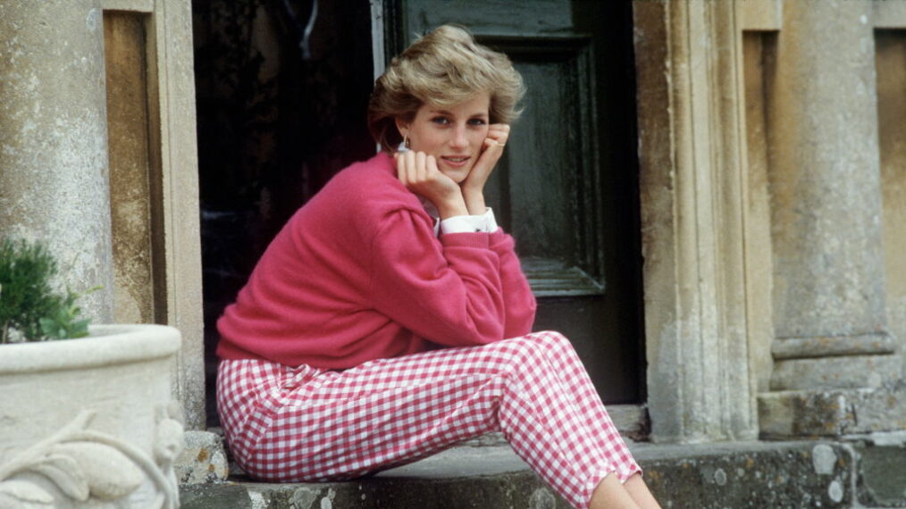 Diana, Princess of Wales (1961 - 1997) sitting on a step at her home, Highgrove House, in Doughton, Gloucestershire, 18th July 1986