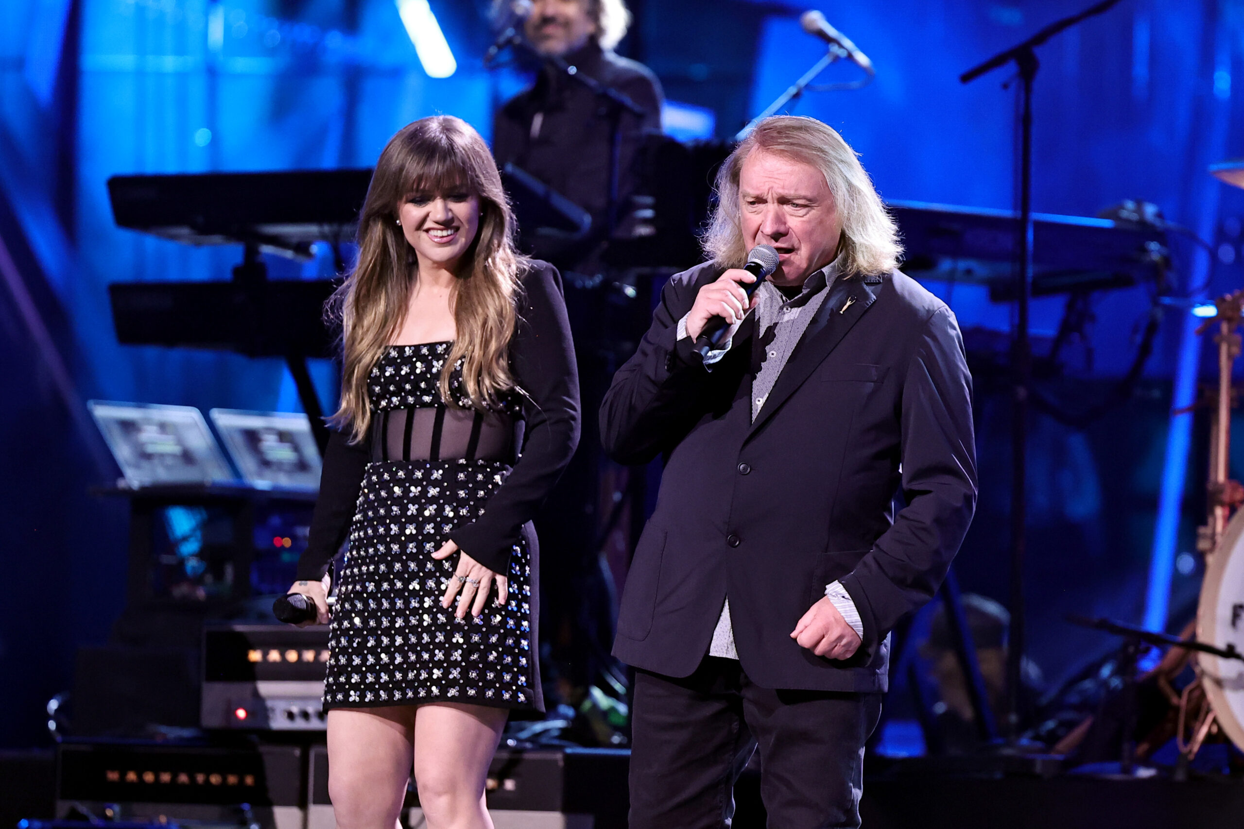 CLEVELAND, OHIO - OCTOBER 19: (L-R) Kelly Clarkson and Lou Gramm of Foreigner perform onstage during the 2024 Rock & Roll Hall Of Fame Induction Ceremony streaming on Disney+ at Rocket Mortgage Fieldhouse on October 19, 2024 in Cleveland, Ohio.