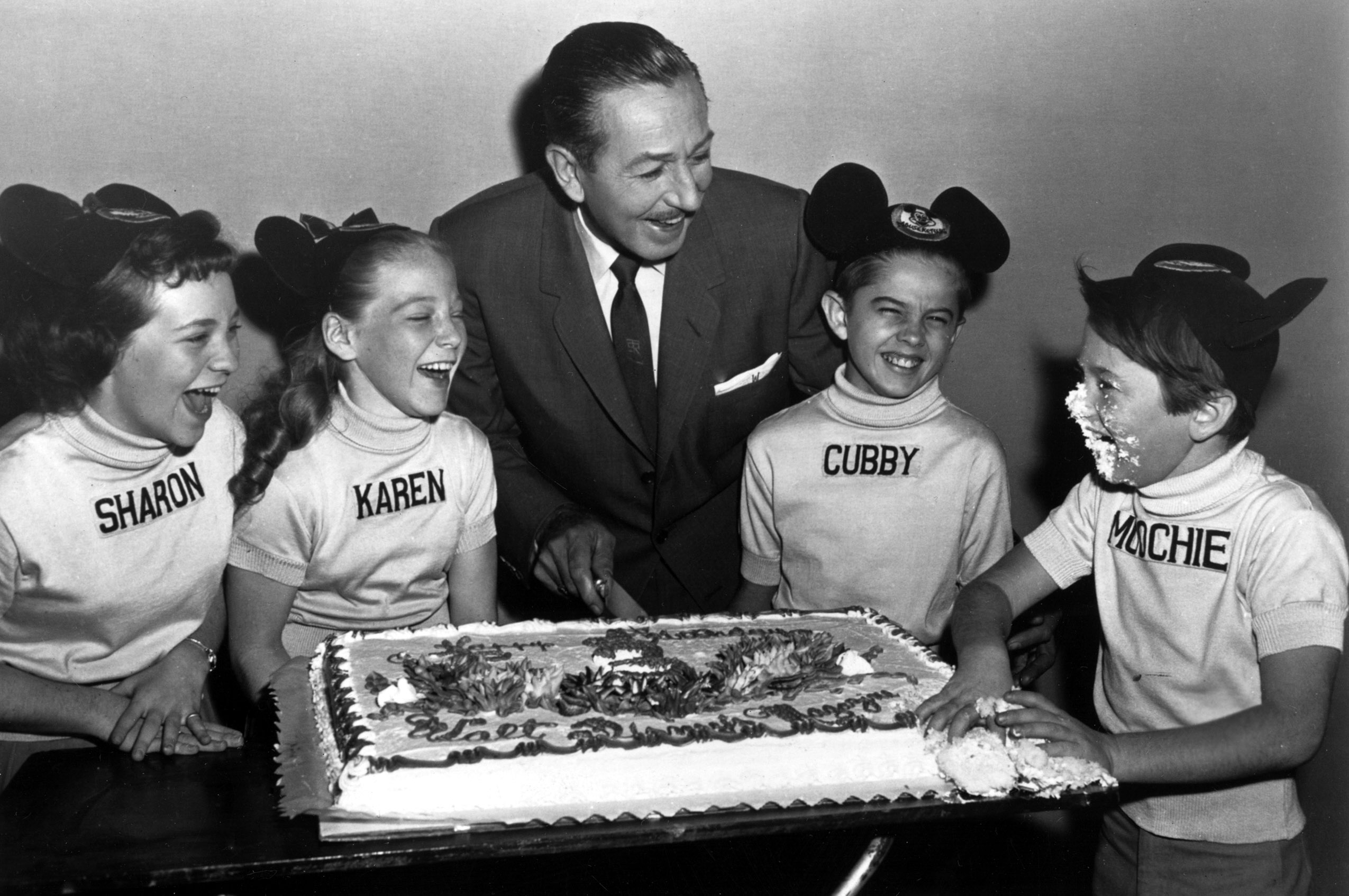 THE MICKEY MOUSE CLUB, Sharon Baird, Karen Pendleton, Walt Disney, Cubby O'Brien, Kevin Corcoran aka Moochie, 1955-59, (c)Walt Disney Pictures/courtesy Everett Collection