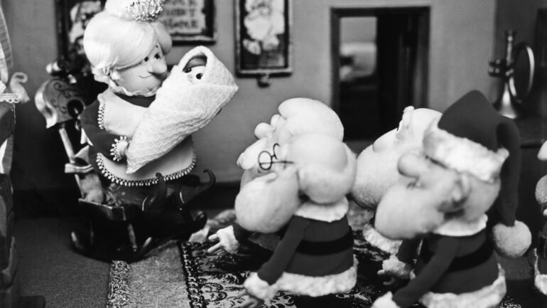 SANTA CLAUS IS COMIN' TO TOWN, from left: Tanta Kringle, Kris Kringle, The Kringle Elves, 1970