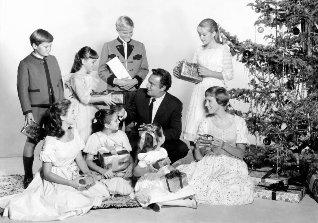 THE SOUND OF MUSIC, from left, Duane Chase, Charmian Carr, Debbie Turner, Angela Cartwright, Nicholas Hammond, Kym Karath, Christopher Plummer, Heather Menzies, Julie Andrews, 1965,