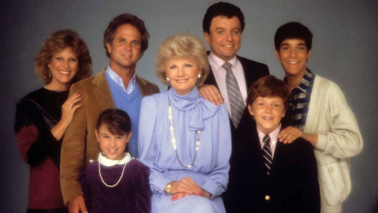 THE NEW LEAVE IT TO BEAVER, (aka STILL THE BEAVER), from left standing: Janice Kent, Tony Dow, Jerry Mathers, Kip Marcus, seated from left: Kaleena Kiff, Barbara Billingsley, John Snee, 1983-89.