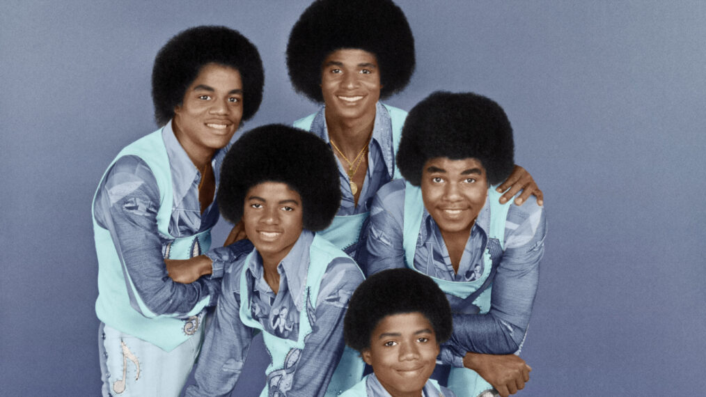 THE JACKSONS, (back row, from left): Marlon Jackson, Jackie Jackson, (middle): Michael Jackson, Tito Jackson, (front): Randy Jackson, (Season 1, 1976), 1976-77