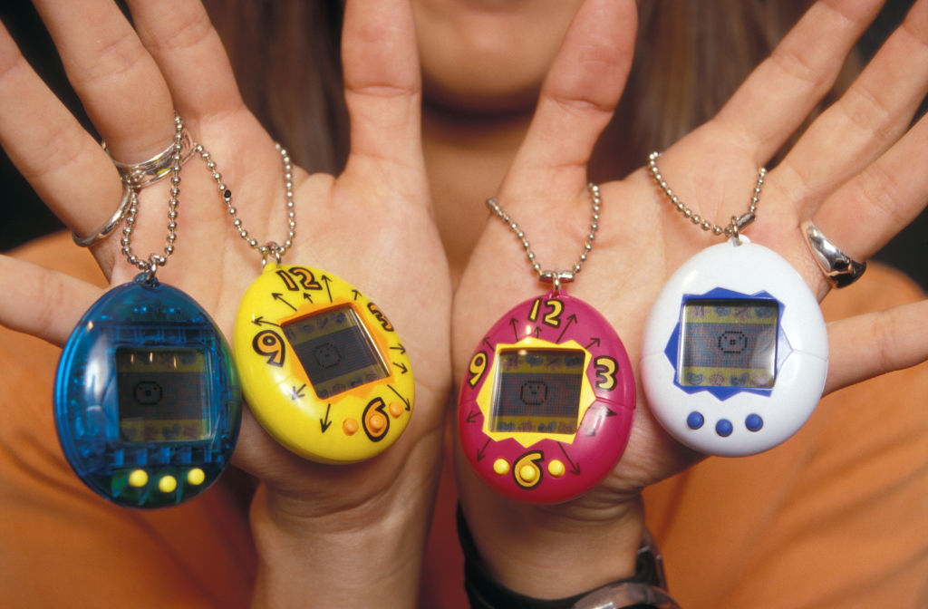 Différents modèles de tamagotchis, animaux de compagnie virtuels japonais dotés d'un programme informatique, en juin 1997 à Paris, France