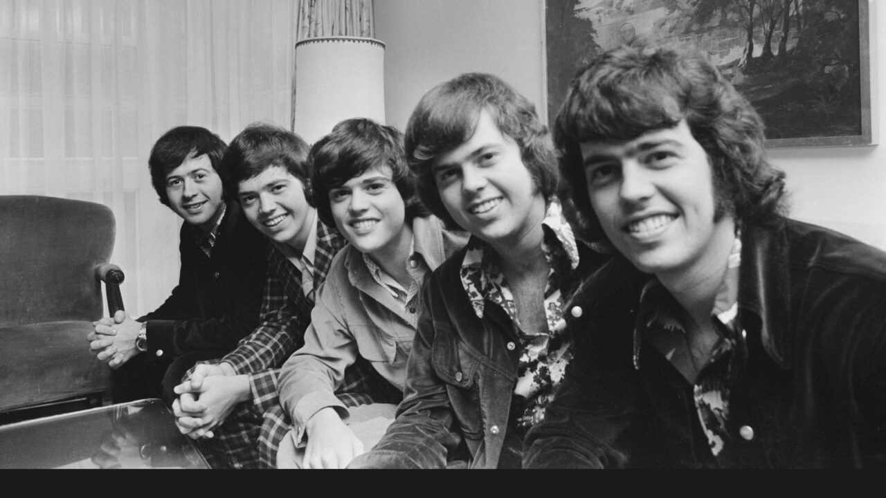 American singing group the Osmonds at the Churchill Hotel in London, 29th October 1972. From left to right, they are brothers Wayne, Jay, Donny, Merrill and Alan. (Photo by Len Trievnor/Express/Hulton Archive/Getty Images)