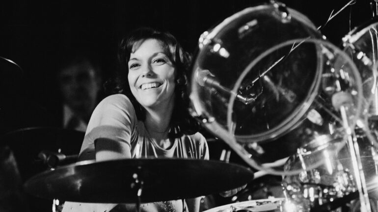American singer and drummer Karen Carpenter (1950 - 1983) of pop band The Carpenters, circa 1975.