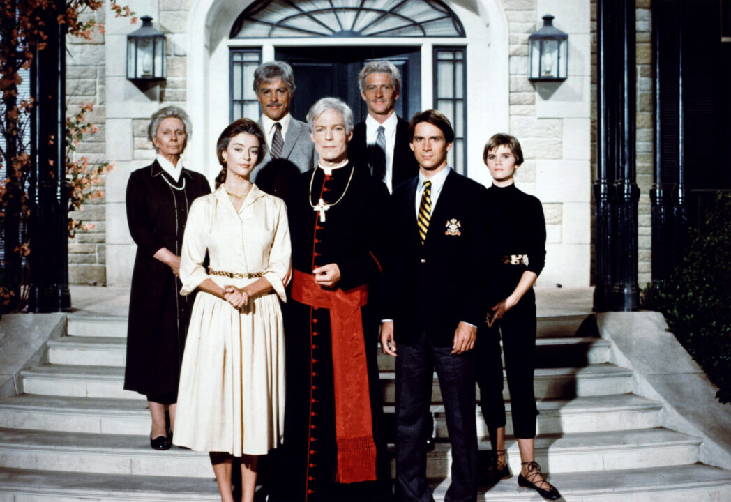 THE THORN BIRDS, Jean Simmons (left), Rachel Ward (2nd from left), Richard Chamberlain (center), Brett Cullen (3rd from right), Philip Anglim (2nd from right), Mare Winningham (right), 1983. 
