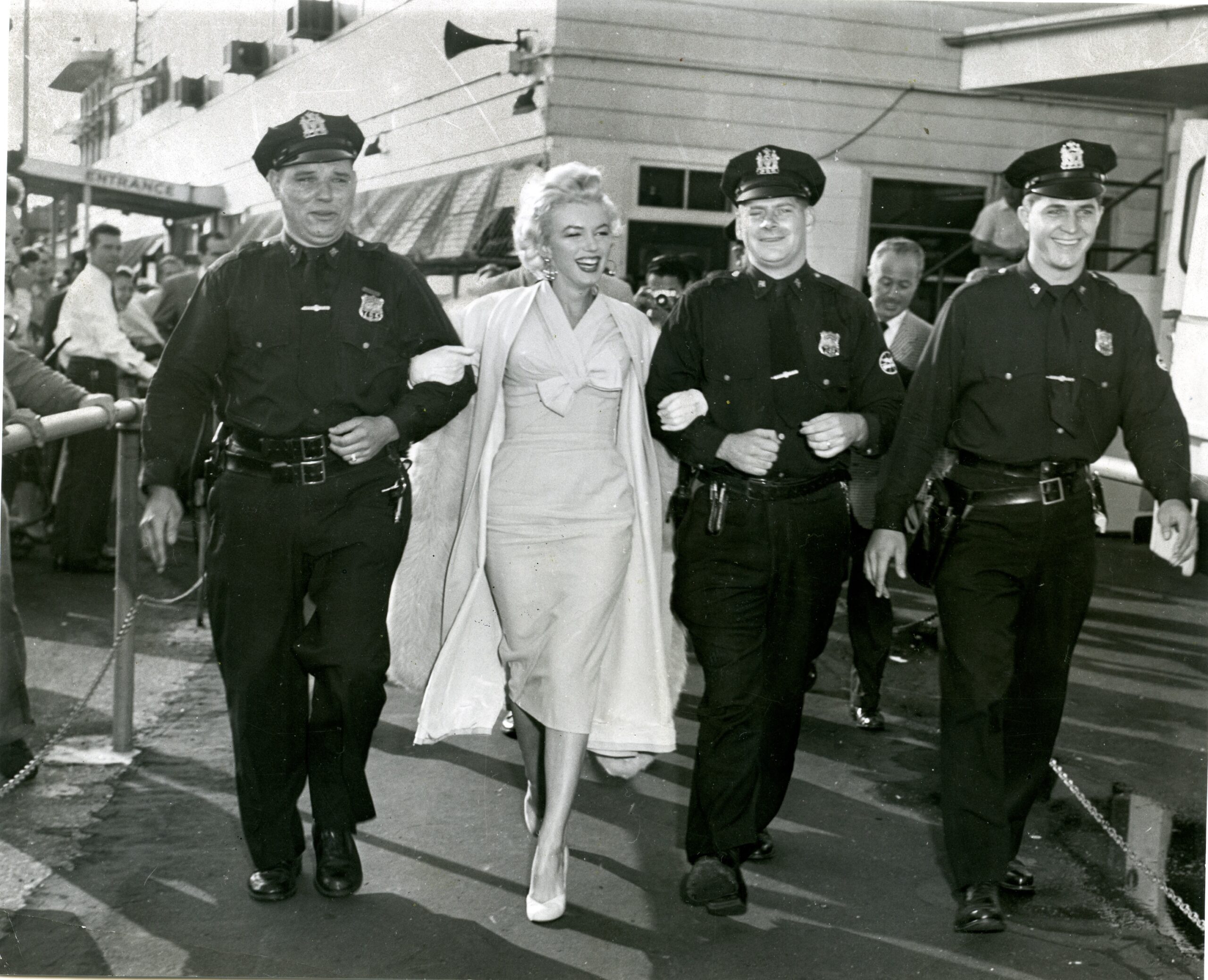 Marilyn Monroe arriving to begin filming New York location shots for THE SEVEN YEAR ITCH, September 9, 1954
