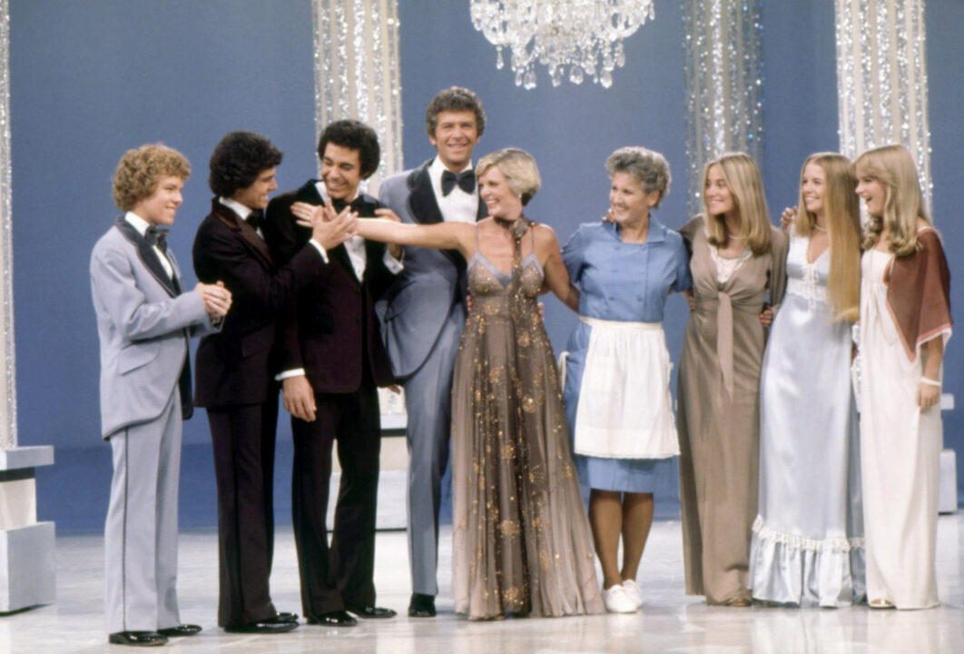 THE BRADY BUNCH VARIETY HOUR, (aka THE BRADY BUNCH HOUR), from left: Mike Lookinland, Christopher Knight, Barry Williams, Robert Reed, Florence Henderson, Ann B. Davis, Maureen McCormick, Geri Reischl, Susan Olsen, 1977.
