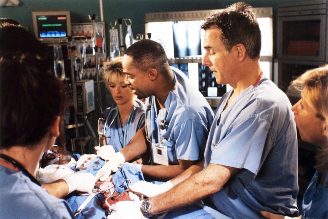 CHICAGO HOPE, Rocky Carroll (center), Mark Harmon (right of center), 1994-2000.