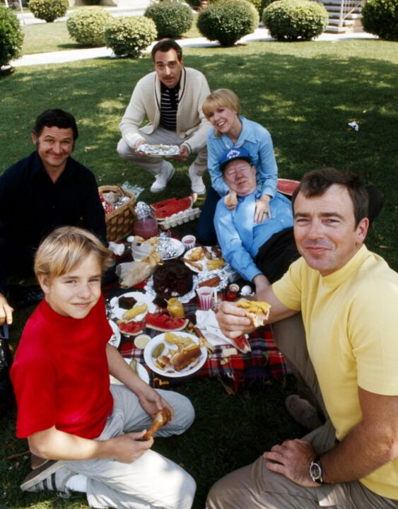 MAYBERRY R.F.D., clockwise from lower left, Buddy Foster, George Lindsey, Jack Dodson, Arlene Golonka, Paul Hartman, Ken Berry, 1968-71 (1970 photo)