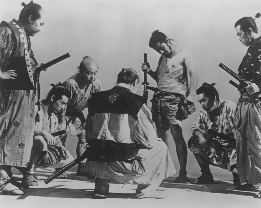 SEVEN SAMURAI, (aka SHICHININ NO SAMURAI), from left: Minoru Chiaki, Seiji Miyaguchi, Daisuke Kato, Takashi Shimura (back to camera), Toshiro Mifune, Isao Kimura, 1954
