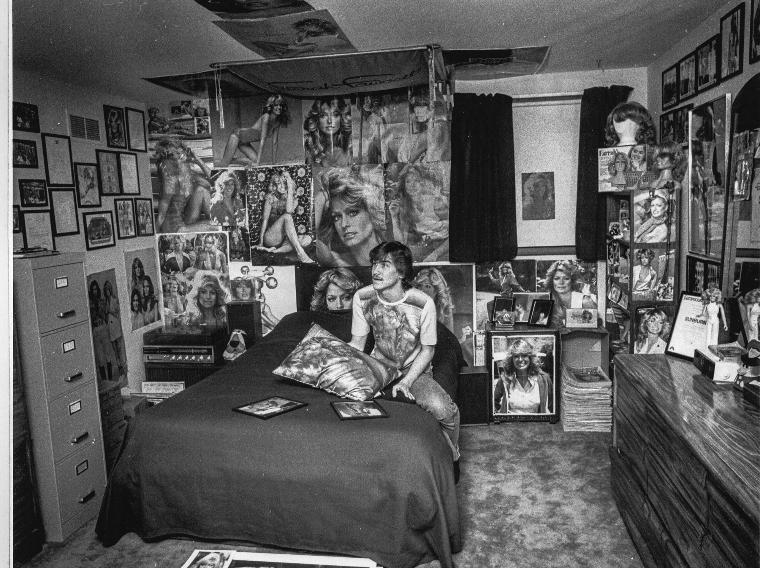 Farrah Fawcett Collector Farrah_1980 March 28th Press Publications News Photo (Staff Photo Richard A. Chapman) Tag Line - Area Collector Dreams (Keith's Angel) 01