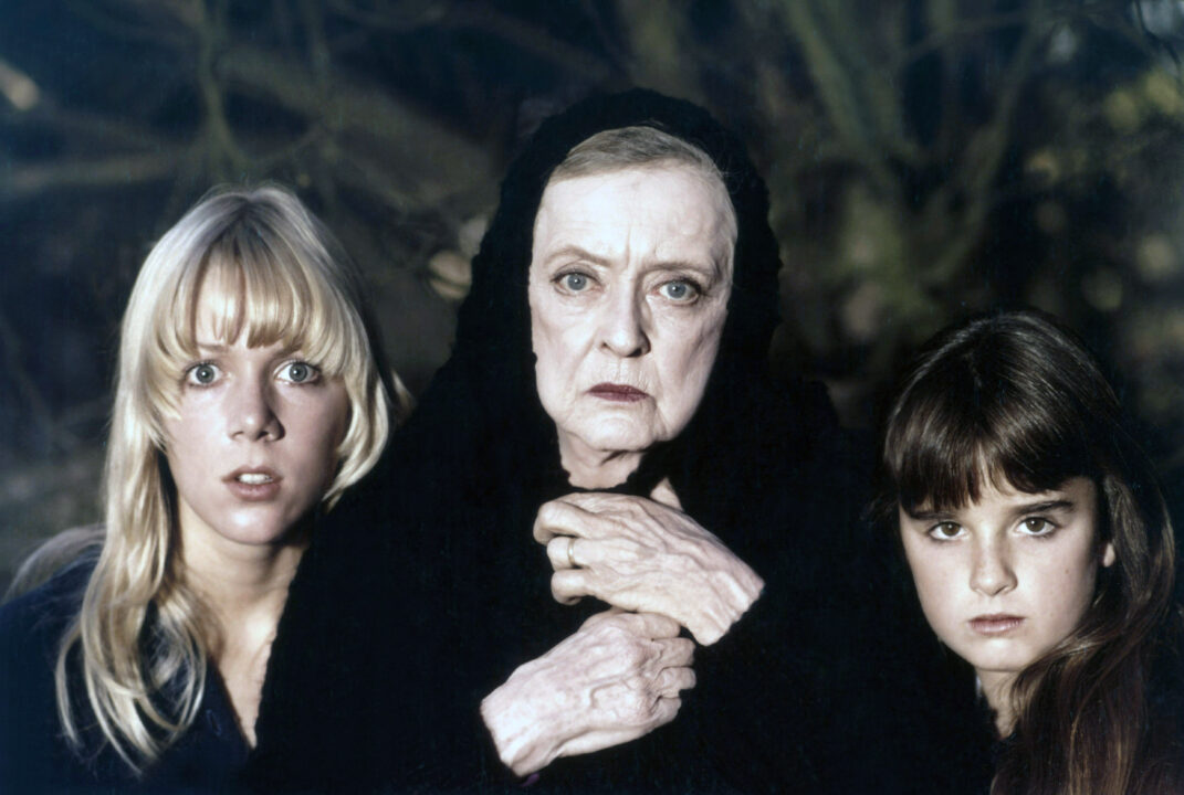 THE WATCHER IN THE WOODS, form left: Lynn-Holly Johnson, Bette Davis, Kyle Richards, 1980, © Buena Vista/courtesy Everett Collection