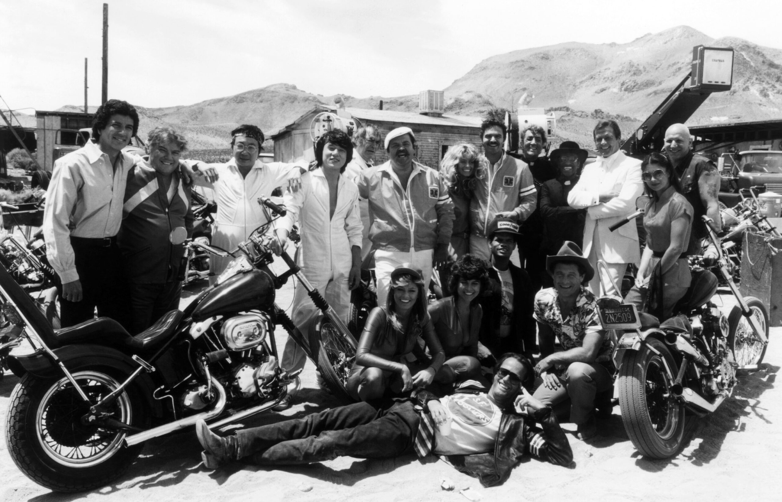 THE CANNONBALL RUN, Bert Convy, Warren Berlinger, Michael Hui, Jackie Chan, Jack Elam, Dom DeLuise, Farrah Fawcett, Burt Reynolds, Dean Martin, Sammy Davis Jr., Roger Moore, Simone Burton, Bob Tessier, (front) Tara Buckman, Adrienne Barbeau, Rick Aviles, Peter Fonda, Alfie Wise, 1981