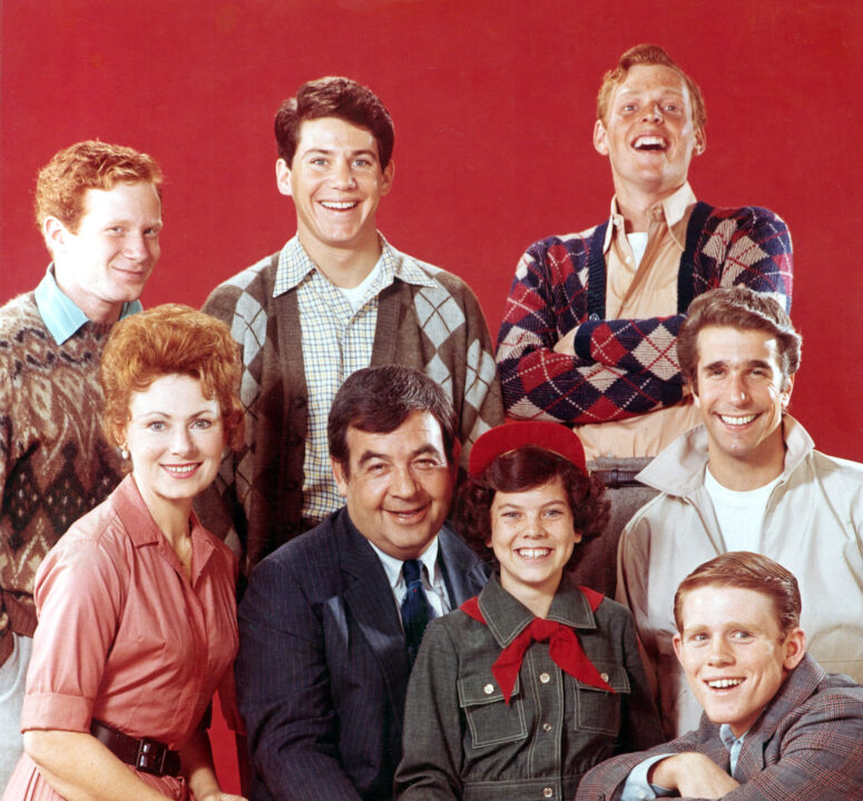 HAPPY DAYS, (back row, l to r): Donny Most, Anson Williams, Gavan O'Herlihy, (sitting, l to r): Marion Ross, Tom Bosley, Erin Moran, Ron Howard, Henry Winkler, (1st Season), 1974-84