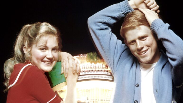 HAPPY DAYS, from left, Kathy O'Dare, Ron Howard, 1974-84 (1974 photo). ph: Albert Watson / TV Guide / courtesy Everett Collection