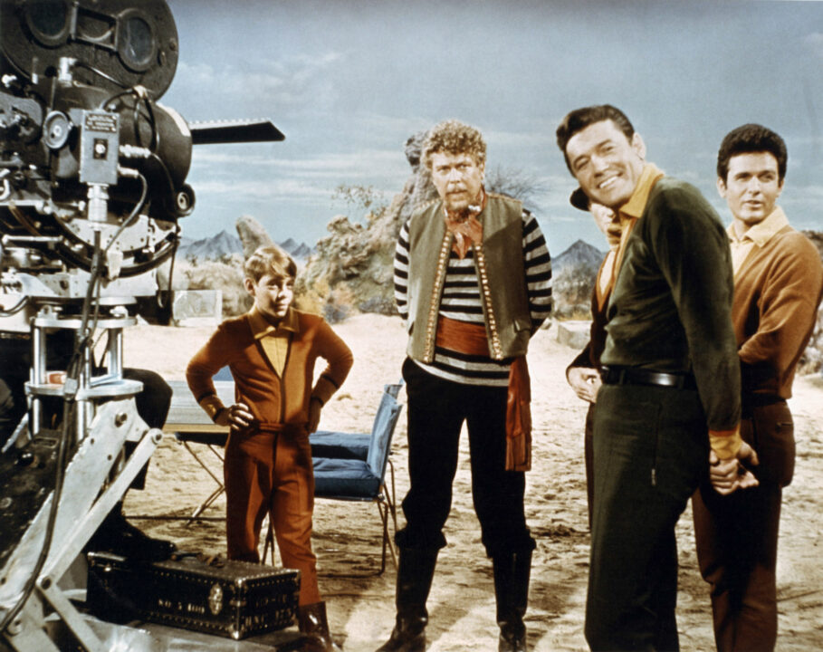 LOST IN SPACE, Billy Mumy, Albert Salmi, Guy Williams, Mark Goddard on set 'Treasures Of the Lost Planet', (Season 2, Episode 23, aired March 1, 1967), 1965-68, TM and Copyright ©20th Century Fox Film Corp. All rights reserved./courtesy Everett Collection