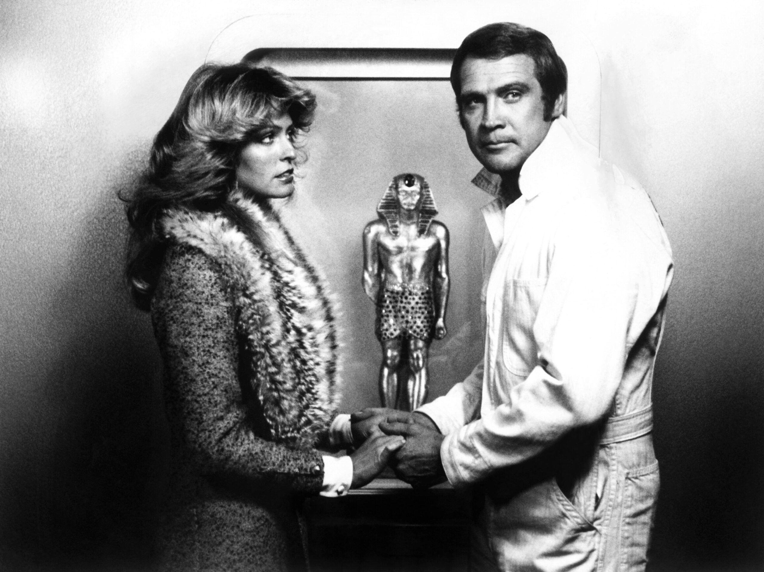 THE SIX MILLION DOLLAR MAN, from left: Farrah Fawcett, Lee Majors in 'The Golden Pharaoh' (Season 3, Episode 19, aired February 8, 1976), 1974-78.)