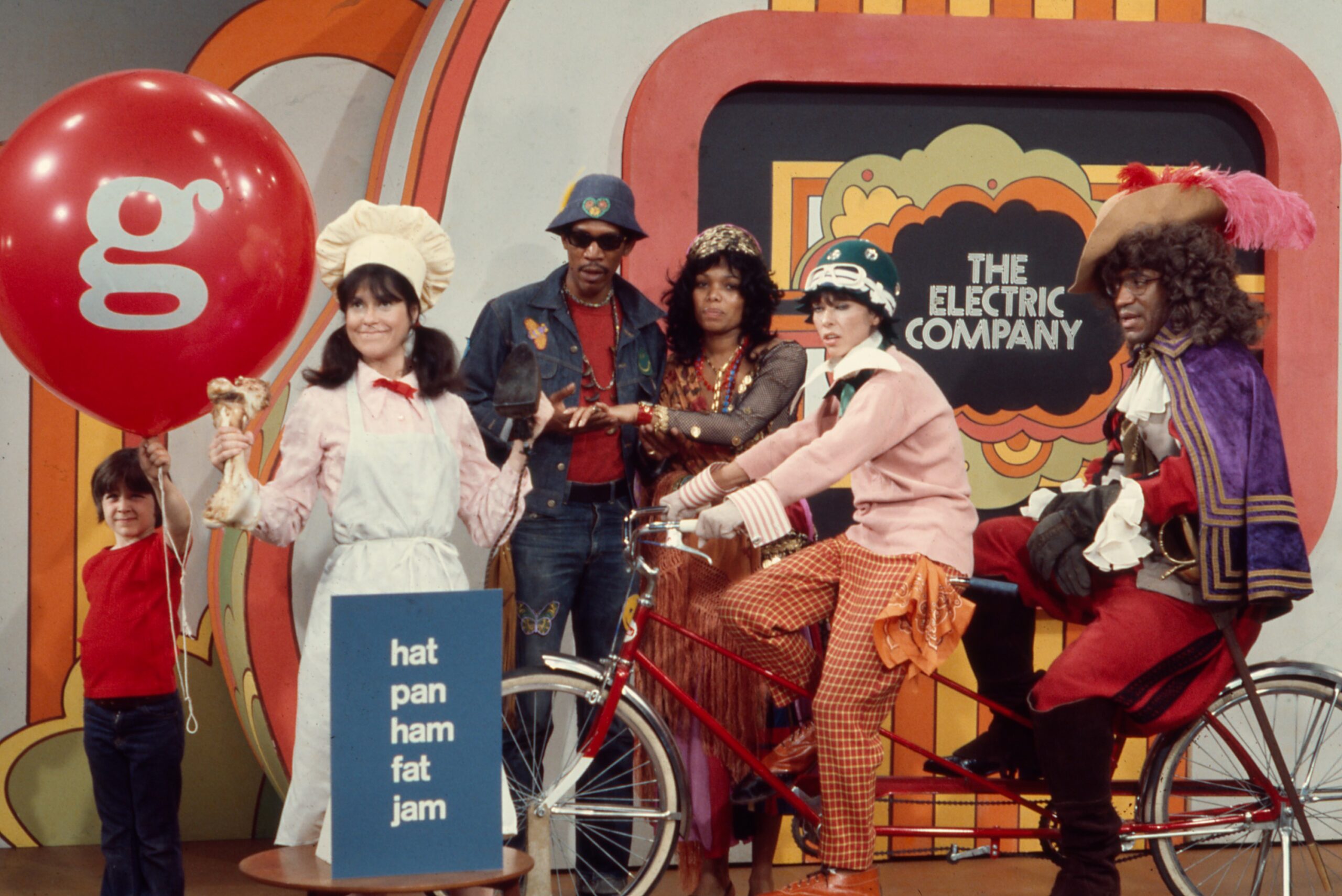 THE ELECTRIC COMPANY, from left: child, Judy Graubart, Morgan Freeman, Hattie Winston, Rita Moreno, Bill Cosby, 1971-77. ©CTW/Courtesy Everett Collection