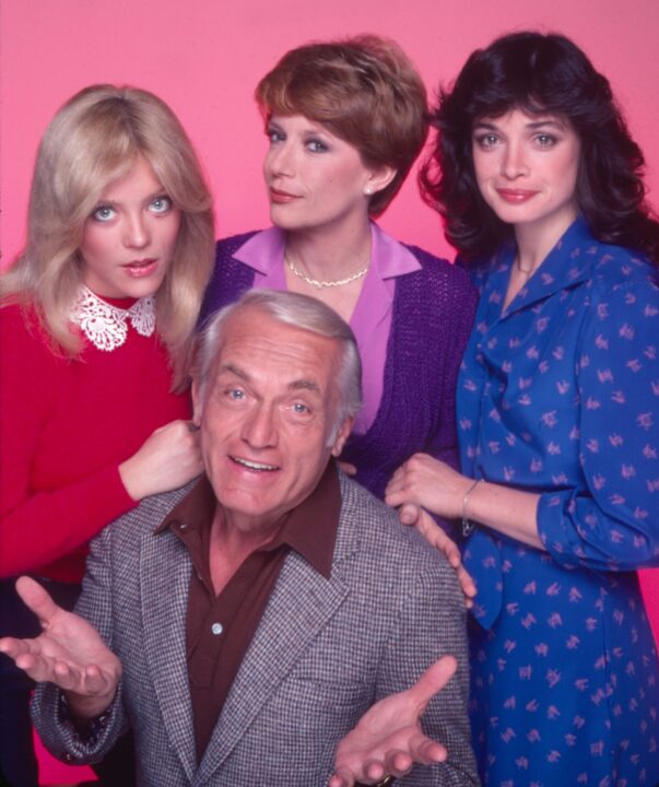 TOO CLOSE FOR COMFORT, clockwise from front: Ted Knight, Lydia Cornell, Nancy Dussault, Deborah Van Valkenburgh, 1980-85. ph: Jim Britt / TV Guide / courtesy Everett Collection