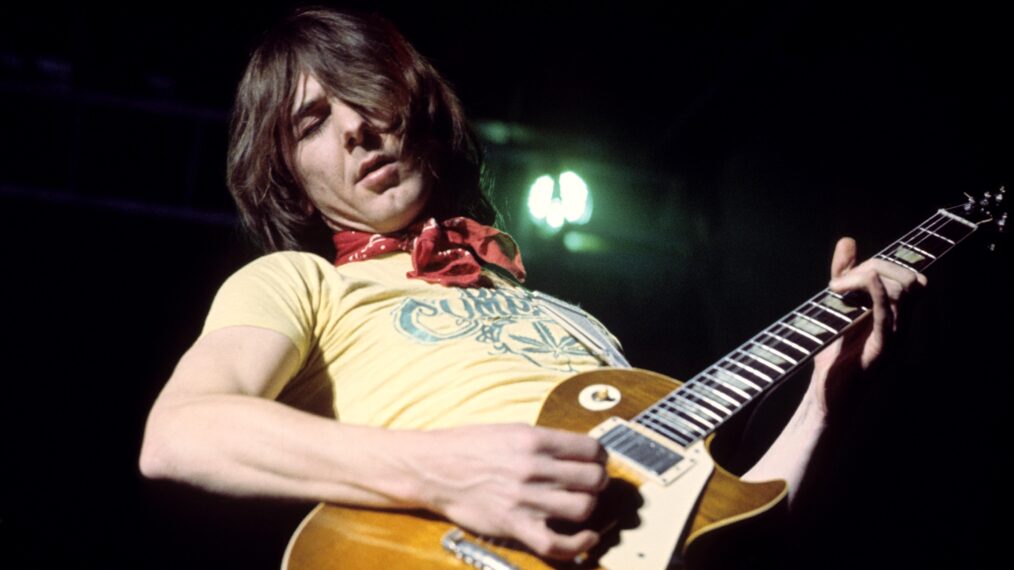 Photo of BAD COMPANY and Mick RALPHS; Mick Ralphs performing on stage