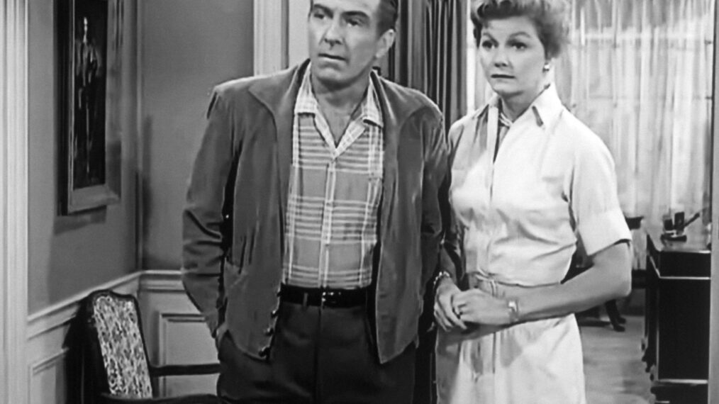 LEAVE IT TO BEAVER, (from left): Hugh Beaumont, Barbara Billingsley, 'Beaver The Magician', (Season 3, aired Dec. 19, 1959), 1957-63.