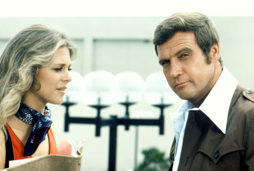 THE BIONIC WOMAN, from left: Lindsay Wagner, Lee Majors, 1976-78.