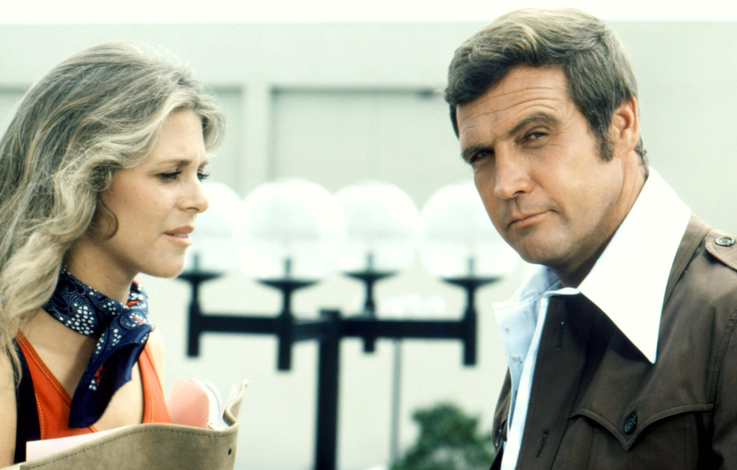 THE BIONIC WOMAN, from left: Lindsay Wagner, Lee Majors, 1976-78.