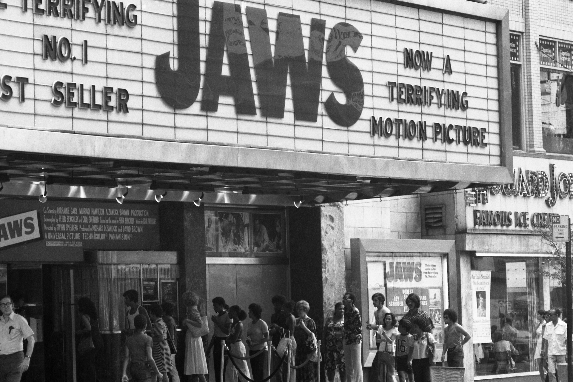 Crowds line up outside movie house to see 