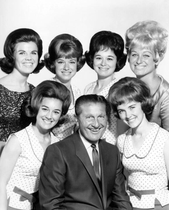 THE LAWRENCE WELK SHOW, (top), Barbara Boylan, Janet Lennon, Peggy Lennon, Jo Ann Castle, (bottom), Kathy Lennon, Lawrence Welk, Dianne Lennon, (aired July 22, 1966), 1955-1982