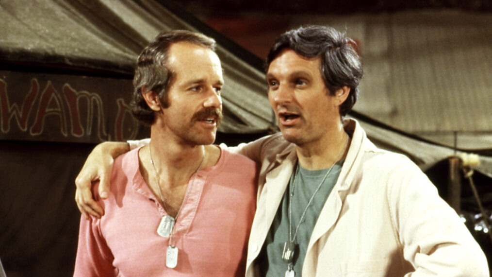 MASH, Mike Farrell, Alan Alda, 1972-1983, arm around shoulder.