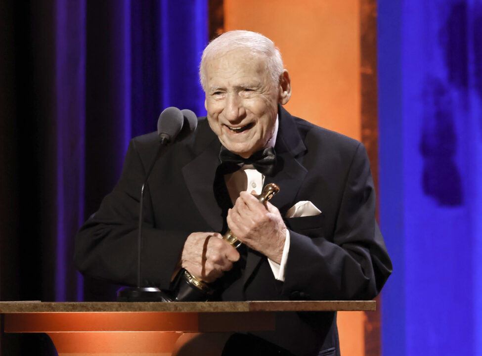 HOLLYWOOD, CALIFORNIA - 9 DE ENERO: Mel Brooks acepta un Oscar honorífico en el escenario durante la 14ª edición de los Premios Anuales del Gobernador de la Academia de Artes y Ciencias Cinematográficas en el Ray Dolby Ballroom el 9 de enero de 2024 en Hollywood, California.