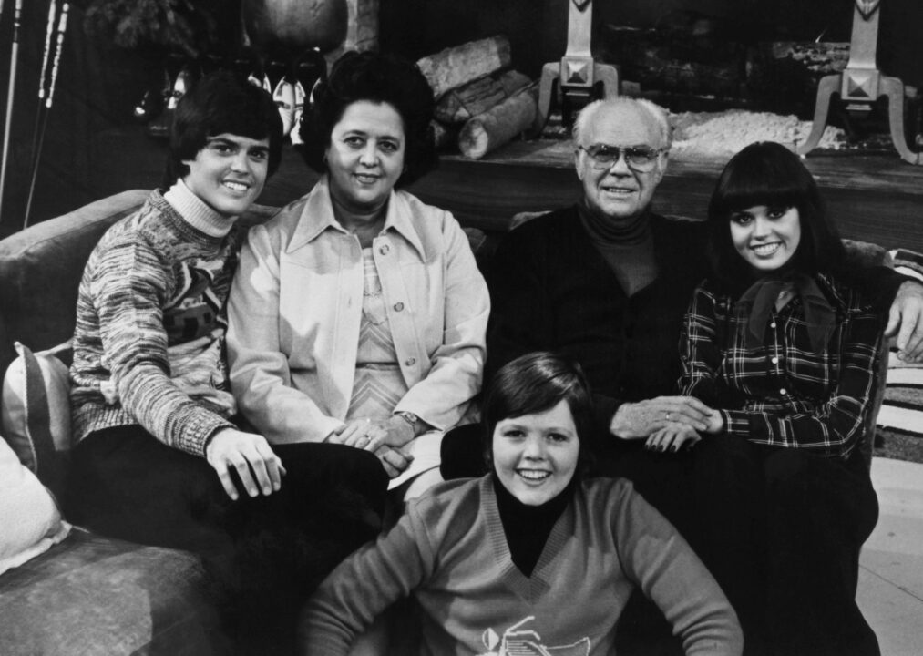 DONNY AND MARIE, rear from left: Donny Osmond, Olive Osmond, George Osmond, Marie Osmond, Jimmy Osmond (front), 1976-1979