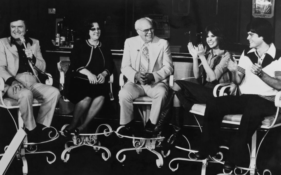 THE MIKE DOUGLAS SHOW, from left: Mike Douglas, Olive Osmond, Georg Osmond, Marie Osmond, Don ny Osmond, 1977 episode, 1961-1982