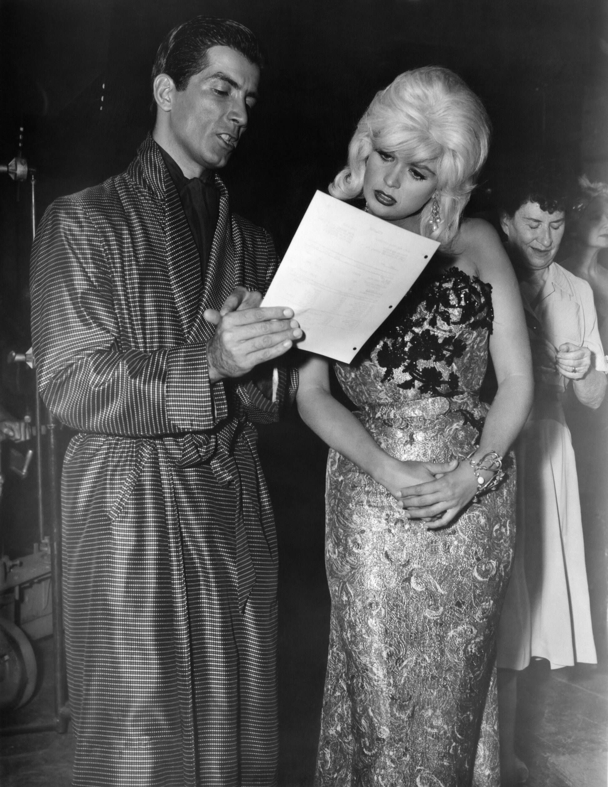 THE GEORGE RAFT STORY, Ray Danton, Jayne Mansfield, studying script on-set, 1961