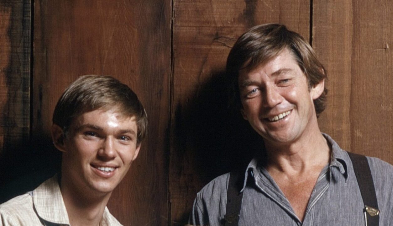 THE WALTONS, from left, Richard Thomas, Michael Learned, Ralph Waite, 1971-81 (ca. 1975