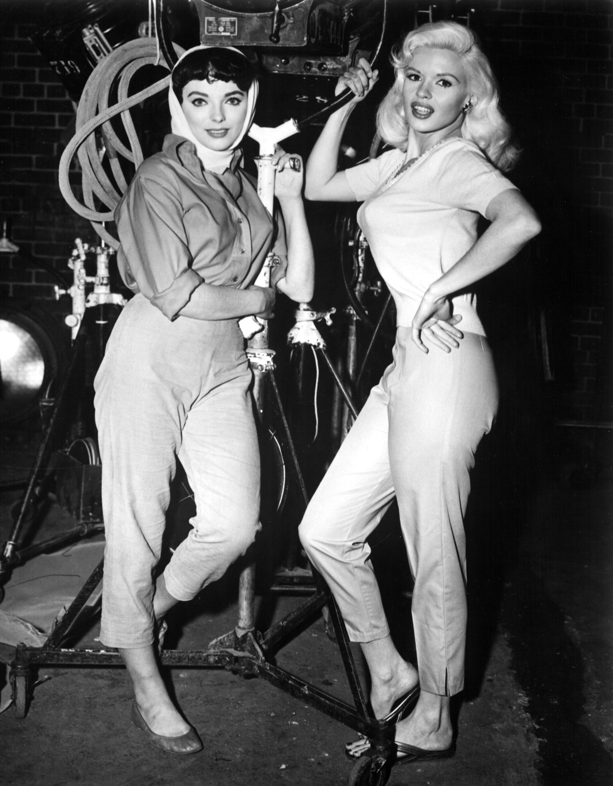 Jayne Mansfield (r.) with Joan Collins (l.), ca. 1957