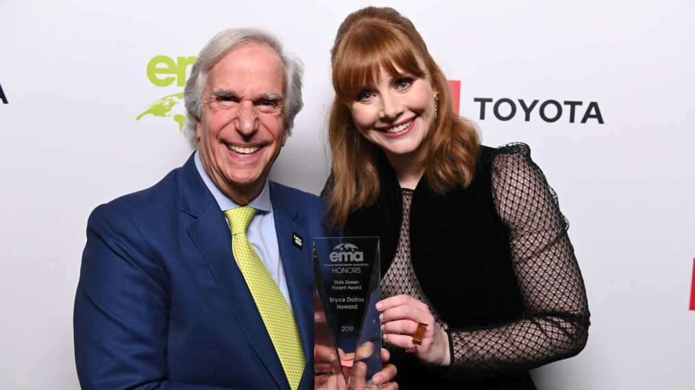 PACIFIC PALISADES, CALIFORNIA - SEPTEMBER 28: (L-R) Henry Winkler and Bryce Dallas Howard pose with 'EMA Green Parent Award at the Environmental Media Association 2nd Annual Honors Benefit Gala at Private Residence on September 28, 2019 in Pacific Palisades, California.