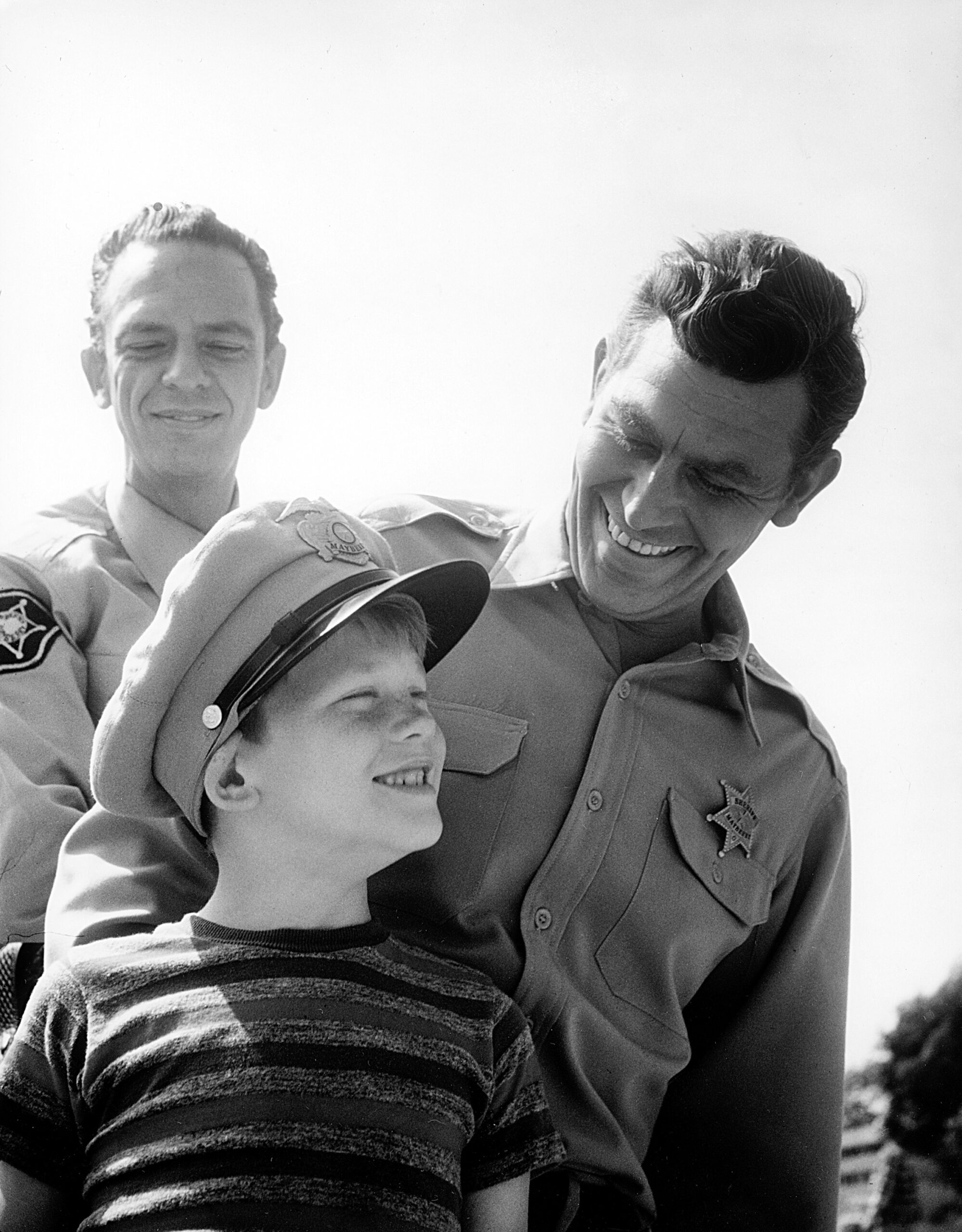 THE ANDY GRIFFITH SHOW, from left: Don Knotts, Ron Howard, Andy Griffith, on set, (September 1962), 1960-68. ph: Richard R. Hewett / TV Guide / courtesy Everett Collection
