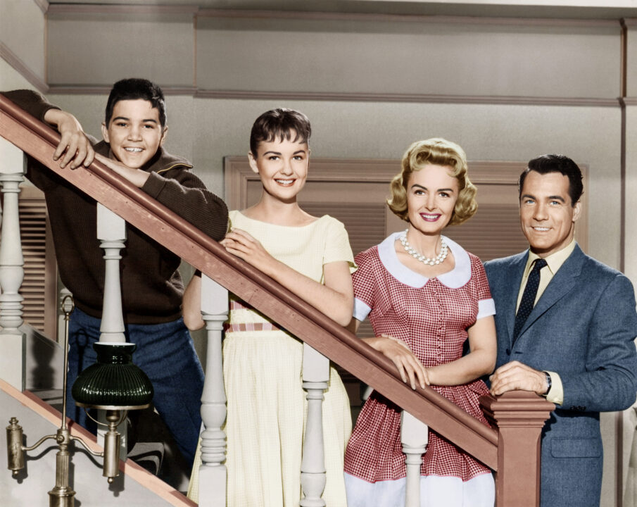 THE DONNA REED SHOW, (from left): Paul Petersen, Shelley Fabares, Donna Reed, Carl Betz, (1961), 1958-66.