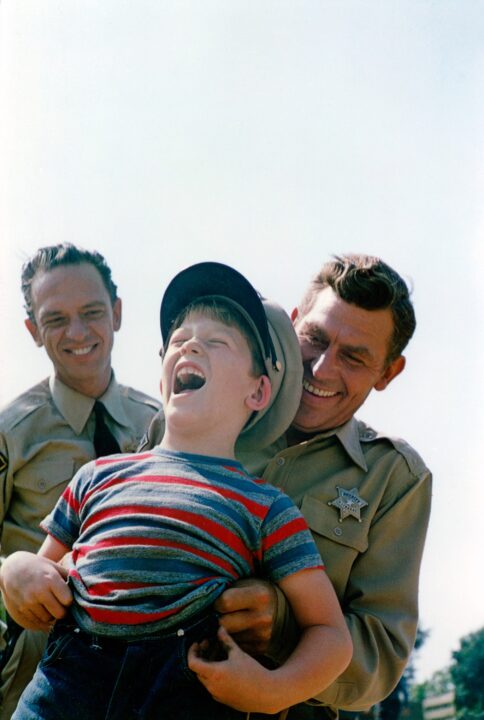 THE ANDY GRIFFITH SHOW, from left: Don Knotts, Ron Howard, Andy Griffith, on set, (September 1962), 1960-68.
