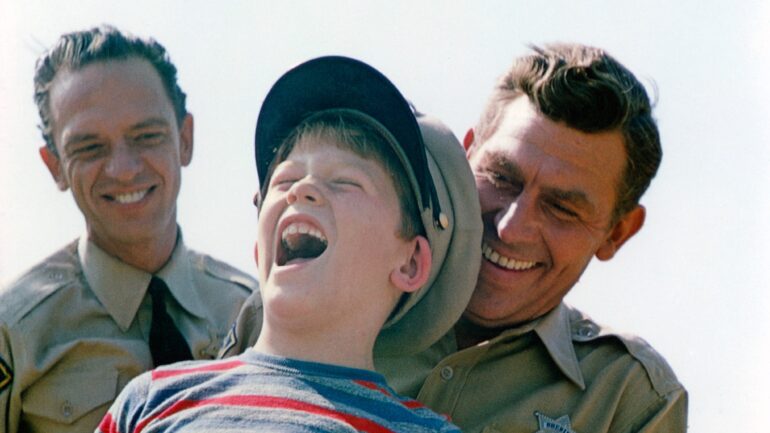 THE ANDY GRIFFITH SHOW, from left: Don Knotts, Ron Howard, Andy Griffith, on set, (September 1962), 1960-68